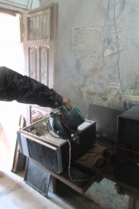 that is a tiny leaf-blower.